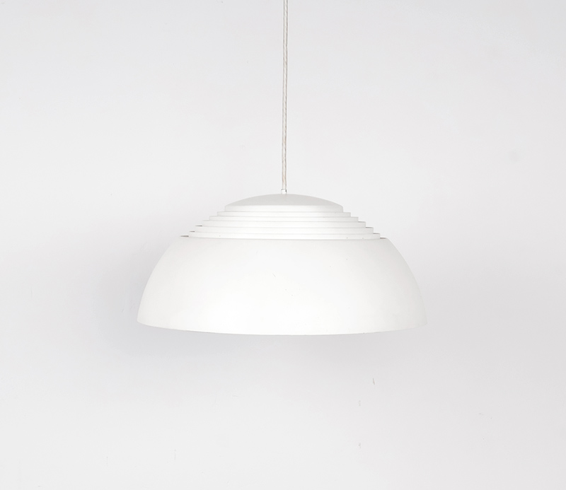 AJwhitehanging2 Vintage Louis Poulsen hanglamp AJ Royal witVintage hanglamp, Louis Poulsen hanglamp, Louis Poulsen AJ Royal, AJ Royal 500, AJ Royal, AJ Royal wit, Arne Jacobsen lamp, Arne Jacobsen, 1960s.