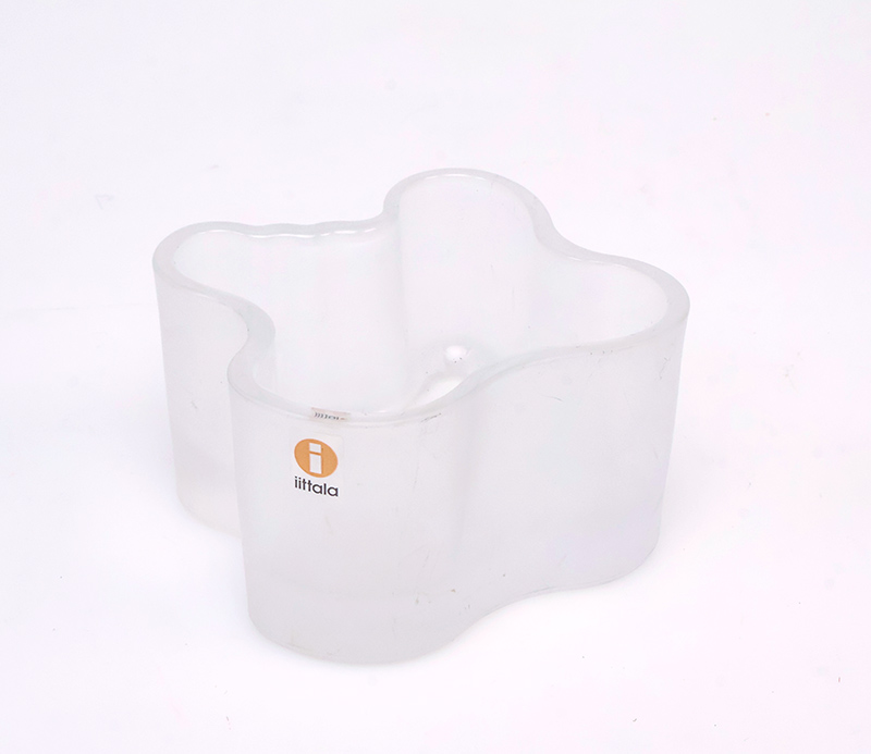IMG_9892 Iittala Savoy waxinelichthouder van frosted glas, ontwerp Alvar AaltoIittala savoy, alvar aalto, iittala waxinelichthouder, savoy schaal, frosted glas, mat glas, fins design, scandinavisch design, iittala glas, alvar aalto design, vintage iittala, designobject, glazen waxinelichthouder, aalto collectie, finland design