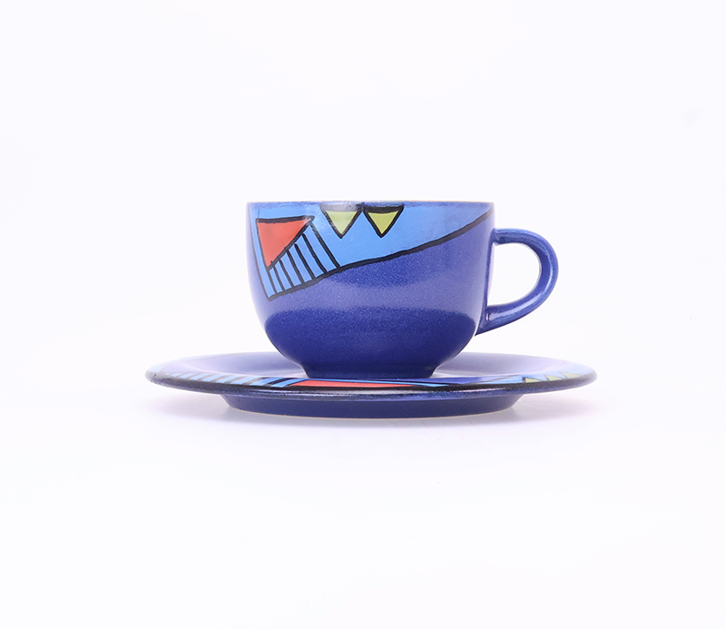 KMKkopje1 Vintage KMK koffiekop en schotel in Memphis stijl, jaren 80.KMK koffiekop, KMK theekop, vintage koffiekopje, Memphis stijl servies, jaren 80 servies, geometrisch aardewerk, retro theekop, vintage keramiek, design servies, blauw keramiek, Memphis design, kleurrijk servies
