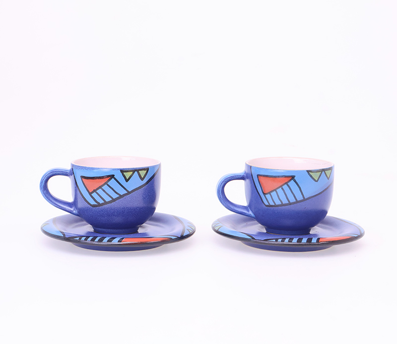 KMKsetklein1 Set vintage KMK kleine koffiekopjes met schotels in Memphis stijl, jaren 80.KMK koffiekopjes, KMK espressokopjes, vintage koffiekopjes, Memphis stijl servies, jaren 80 servies, geometrisch aardewerk, retro espressoset, vintage keramiek, design servies, blauw keramiek, Memphis design, kleurrijk servies