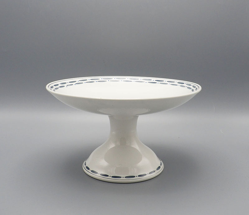 VBtaartschaal1 intage Villeroy & Boch porseleinen fruitschaal op voet, jaren 60Villeroy & Boch, Villeroy Boch, vintage fruitschaal, porseleinen fruitschaal, fruitschaal op voet, serveerschaal, schaal op voet, vintage porselein, jaren 60, vintage servies, Duits porselein, retro servies, blauwe stipjes, grijze decoratie, vintage tafeldecoratie, mid century servies