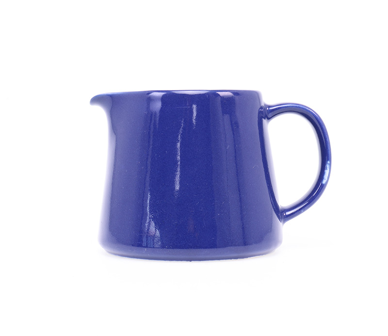 arabiamelkkanblauw1 Vintage blauwe Teema kan, Kaj Franck voor Arabia FinlandArabia Finland, Kaj Franck, Teema, Teema servies, blauwe kan, blauwe melkkan, Arabia kan, vintage Arabia, Fins design, Scandinavisch design, vintage servies, porseleinen kan, jaren 50 design, jaren 60 design