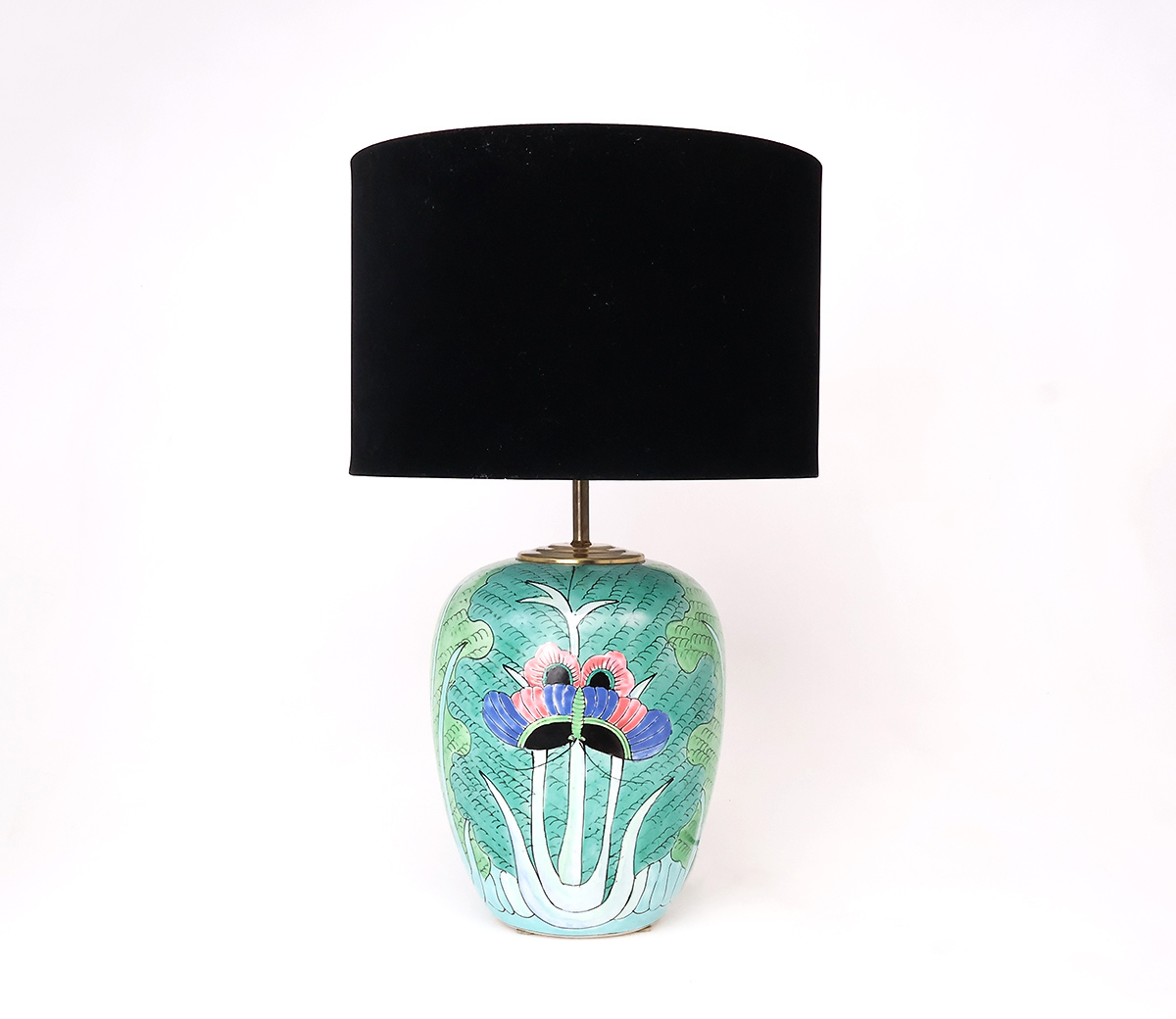 asiavlinder149 Chinese Famille vert met vlinder tafellamp Chinese lamp, Asian lamp, Chinoise lamp, Famille vert tafellamp, tafellamp, vintage tafellamp,  gemberpot, zwarte velours kap, vlinder, paksoi, mid century, 1900s.