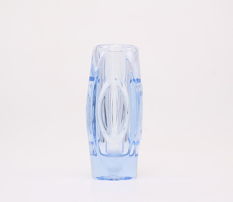 bulletlichtblauw11 Sklo Union Bullet vaas lichtblauw glas – Rudolf Schrötter, jaren 50Sklo Union, Rudolf Schrötter, Rosice Glassworks, Bullet vaas, lens vaas, Tsjechisch glas, geperst glas, lichtblauw glas, vintage vaas, jaren 50, mid century glas, decor 914
