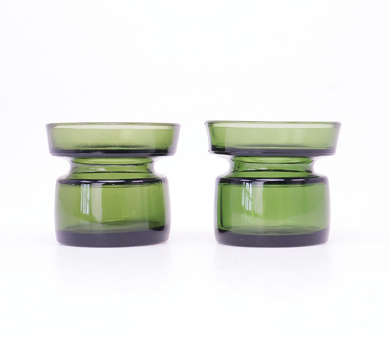 danskkandelaars11 Vintage glazen kandelaars, Jens Quistgaard voor Dansk Designs, jaren 60Jens Quistgaard, Dansk Designs, vintage kandelaars, glazen kandelaars, groene glazen kandelaars, set van 2 kandelaars, jaren 60, Deens design, vintage glas, stapelbare kandelaars, mini vaasjes