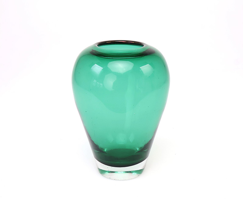 dikgroenglas3 Vintage dikwandige smaragdgroene glazen vaasDikwandige glazen vaas, smaragdgroen glas, vintage vaas, groen glas, art glass, mid century glas, zware glazen vaas, design vaas, retro glas, interieurdecoratie