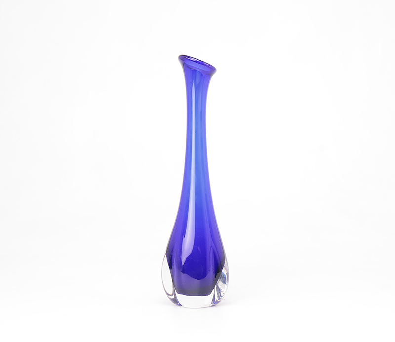 dikwandigblauw18 Sea glasbruk blauw glazen design vaasSea Glasbruk, Kosta Zweden, blauw glas, glazen vaas, design vaas, Vicke Lindstrand, jaren 60.