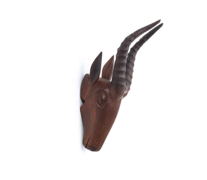 gazellehout17 Vintage handgesneden teak gazellehoofd, jaren 60vintage gazellehoofd, handgesneden gazelle, teak wanddecoratie, afrikaans houtsnijwerk, vintage teak sculptuur, safari decoratie, houten gazelle, mid century wandobject, teak wall art, african carving, vintage dierenkop, bohemian interieur