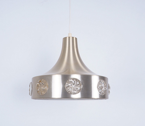 hanglampmetaalglas1 Deens metalen hanglamp met glas rozettenDeens design lamp, danish design, Vitrika, Vitrika lamp, metalen hanglamp, vitrika hanglamp, glas rozetten,  jaren 60, jaren 70, zilver, wit, mid-century modern, design.