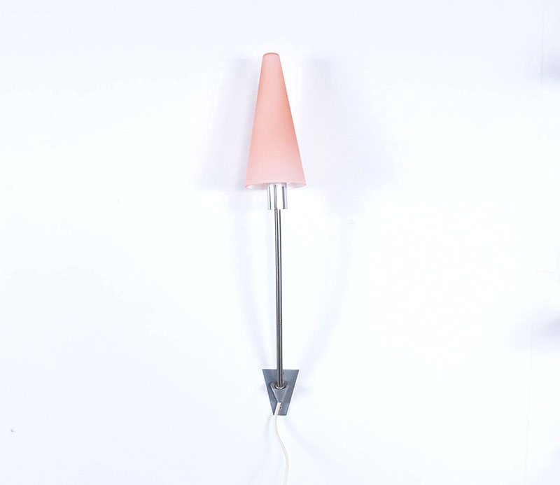 herdawandenkel18 Herda Memphis style wandlampHerda Holland, Herda wandlamp,  Memphis style, design wandlamp, roze glas, metaal, jaren 80, jaren 90.