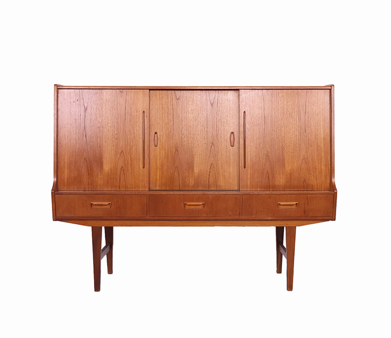 highboardsmall14 Vintage hoog teak dressoir, 1960svintage highboard, Deens highboard, teak dressoir jaren 60, Scandinavisch dressoir, vintage barkast, Deens design, teak fineer kast, compact highboard, mid century kast, vintage schuifdeurkast, Danish modern, vintage teak kast, jaren 60 meubel, Scandinavisch interieur