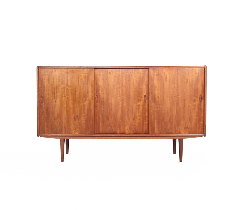 highboardtealk3deurs15 Deens design teak highboard met schuifdeuren, 1960sDeens design dressoir, vintage highboard, teak highboard, hoog dressoir, Deens design sideboard, Deens design highboard, vintage dressoir, schuifdeuren, highboard, sideboard, dressoir, 1960s.