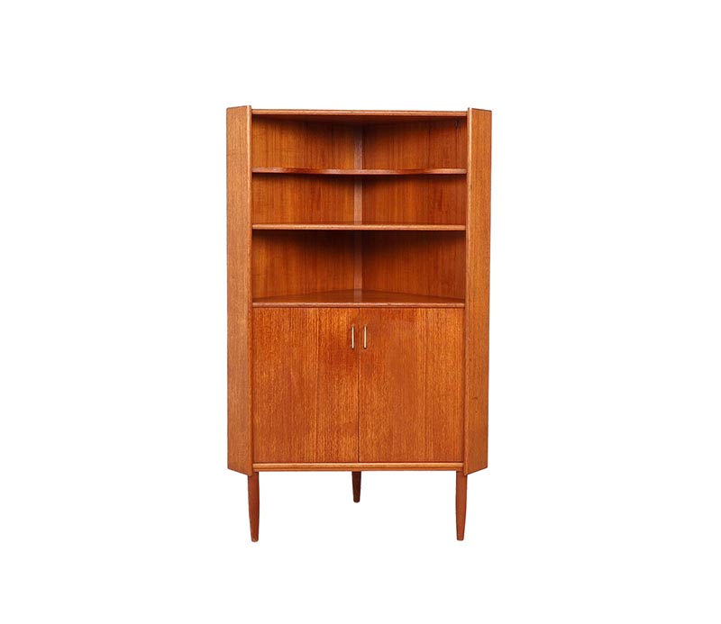 hoekkastteak10 Deens vintage hoekkastje in teak, jaren 60Deens design kast, vintage hoekkast jaren 60, teakhouten hoekkast, hoekvitrine teak, Deens design jaren 60, vintage teakfineer kast, open kast met deuren, mid-century modern kast