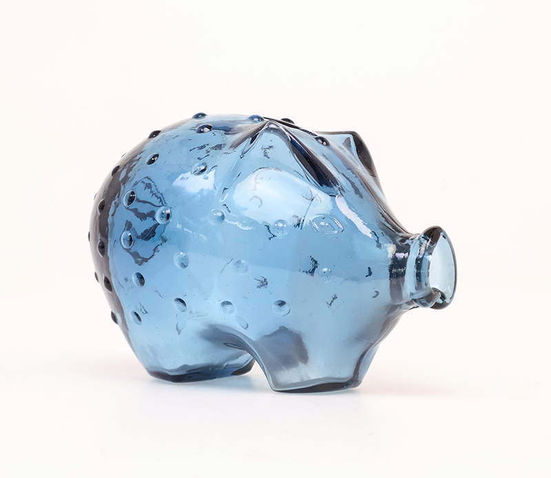 holmegaardspaarvarken1 Holmegaard blauw glazen spaarvarken, Jacob Bang 1950sHolmegaard, Jacob E. Bang, glazen spaarvarken, blauw glas, Deens design, Scandinavisch glas, vintage glasobject, mid century modern, Holmegaard Denmark, vintage spaarpot