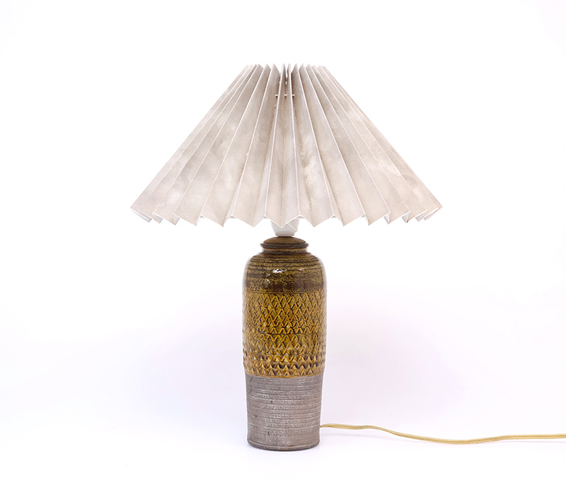 kahlerlampmosterd11 Lampen: Vintage Nils K&auml;hler aardewerken tafellamp bruin met amber, 1960sNils K&auml;hler, HAK Denmark, Herman A. K&auml;hler, vintage tafellamp, Deense keramiek lamp, Scandinavische lamp jaren 60, aardewerken tafellamp, K&auml;hler lamp, amber glazuur lamp, mid century verlichting, geplooide lampenkap, vintage Deens design, keramische lamp
