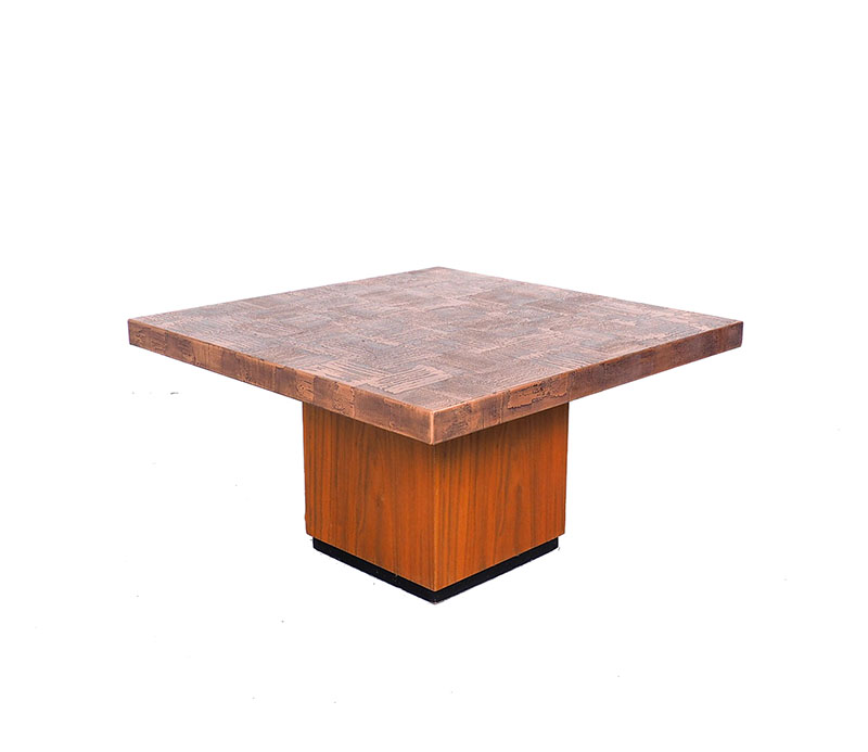 kopervierkantsalon13 Heinz Lilienthal salontafel koper en houtHeinz Lilienthal, vintage, brutalist, artiestieke, salontafel, geëtst koper teak, houten voet, jaren 70, koperen blad, relief, MCM, mid century modern.