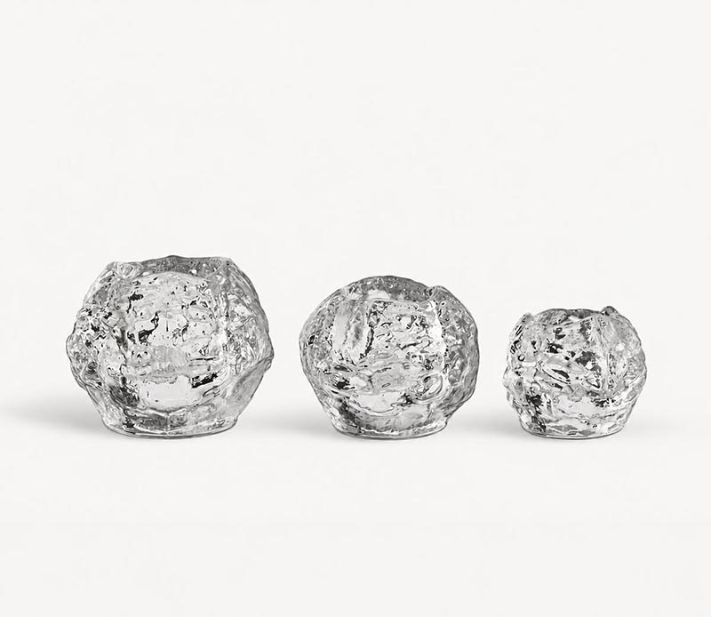 kostabodasnow1 Set van 3 Kosta Boda Snowball waxinelichthouders, Ann Wärff, 1973Kosta Boda Snowball, Snowball waxinelichthouders, Ann Wärff, Kosta Boda Zweden, Zweeds design, vintage waxinelichthouder, kristalglas, jaren 70, design klassieker, vintage glas, set van 3, Scandinavisch design