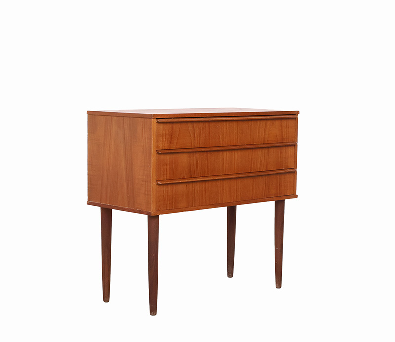 ladekastklein65 Vintage Deens teak ladekastje met 3 lades, jaren 60Deens ladekastje, vintage teak ladekast, Scandinavisch design, Deens design, teak kastje, jaren 60 meubel, vintage opbergkast, 3 lades, mid century modern, Deense commode, teak meubel, vintage slaapkamerkast, halkastje