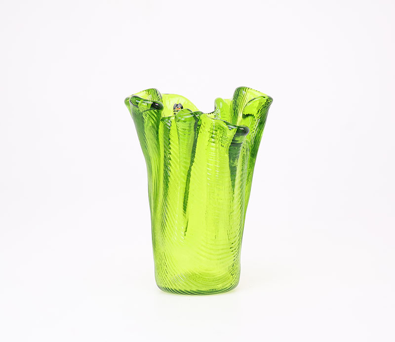 muurlagroenvouw2 Muurla gevouwen groen glazen vaas, Finland jaren 80muurla vaas, muurla finland, groene glazen vaas, zakdoekvaas, gevouwen glas, fins glas, vintage glas, scandinavisch design, jaren 80 glas, groen kunstglas, ribbelglas, design vaas, murano stijl glas, vintage interieur, finse glaskunst