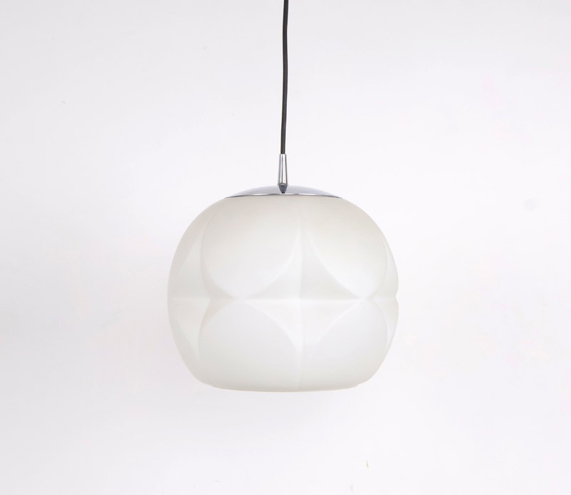 peilenputzlermelkglas_9190 Peil & Putzler opaline glazen hanglampPeil & Putzler lamp, opaline lamp, glazen bollamp, geometrische, space age, bol hanglamp, jaren 60.