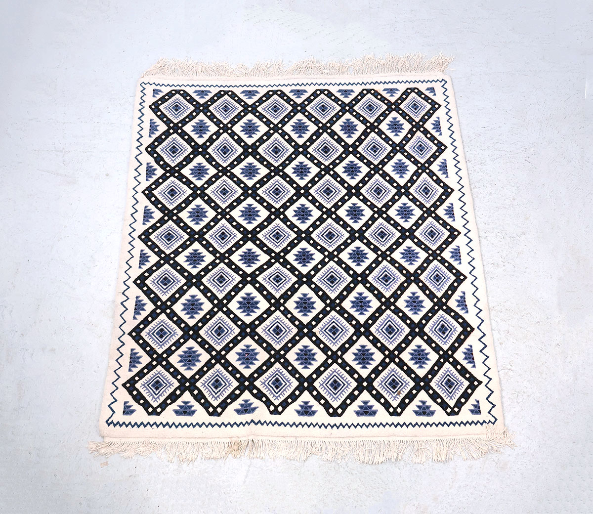 persblauwwit2 Vintage Tunesisch wollen Kairouan tapijt, 1997Tunesisch tapijt, Kairouan tapijt, vintage tapijt, wollen tapijt, handgeweven tapijt, Berber tapijt, blauw geometrisch tapijt, Marokkaanse stijl, vintage interieur, hoogpolig tapijt, groot vloerkleed, jaren 90 tapijt, authentiek handwerk, wol tapijt, bohemian interieur