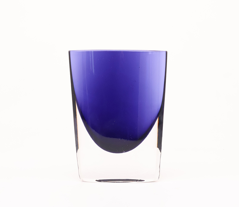 platvaasjeblauw1 Vintage dubbelwandige glazen vaas blauwpaars, Polen jaren 80vintage glazen vaas, dubbelwandige vaas, Krosno glas, LSA Poland, Pools glasdesign, blauwpaarse vaas, postmodern glas, jaren 80 design, vintage glasobject, Scandinavische stijl, art glass vaas, handgemaakt glas, decoratieve vaas, gekleurd glas, vintage woonaccessoire