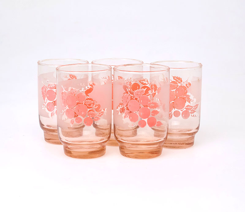 rozedruifglaasjes1 Set van 5 vintage roze sap of wijnglaasjes, jaren 50vintage glaasjes, roze wijnglazen, roze sapglaasjes, jaren 50 glaswerk, druiven decor, handgeblazen glas, vintage drinkglazen, retro glaswerk, zalmroze glas, mid century glazen, set van 5 glazen, vintage tafelgoed, retro wijnglazen, fruit decor glaswerk, jaren vijftig interieur