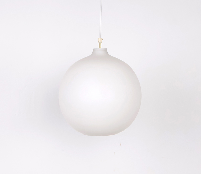 satelitegr1 Louis Poulsen Satellite medium, 1960sLouis Poulsen, Satellite hanglamp, Vilhelm Wohlert hanglamp, Louis Poulsen hanglamp, vintage lamp, Deens design, medium, hanglamp, opaline glas uit de 1950s.