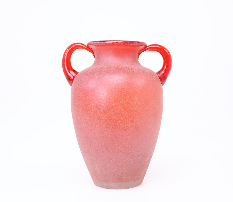 scavorood1 Murano Scavo amphora vaas rood glas, jaren 60murano vaas, scavo glas, murano scavo, rode glazen vaas, amphora vaas, italiaans glas, vintage murano, murano jaren 60, scavo techniek, kunstglas, rood glas, vintage interieur, glazen oorvaas, mid century glas, murano collectie