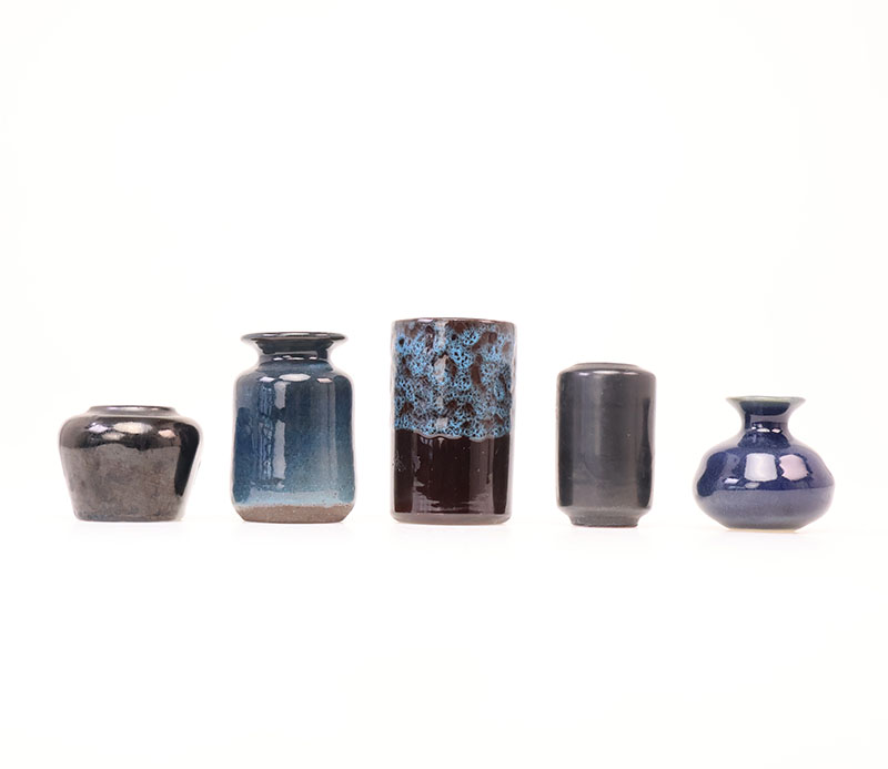 setjeblzwart2 Set van 5 mini aardewerken vaasjes, jaren 60mini vaasjes, set vaasjes, vintage vaasjes, aardewerken vaasjes, jaren 60 keramiek, blauw keramiek, zwart keramiek, bruisglazuur, west germany stijl, mid century decoratie, kleine vaasjes, vintage keramiek, retro interieur, keramiek verzameling, bloemenvaasjes
