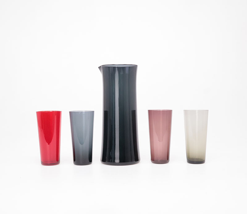 setkarafgekleurd1 Vintage gekleurde water glazen met karafvintage glazen set, vintage karaf, glazen met karaf, mondgeblazen glas, rookglas, gekleurde glazen, vintage glaswerk, paarse glazen, blauwe glazen, rode glazen, grijze glazen, vintage servies, jaren 60, jaren 70, mid century glas