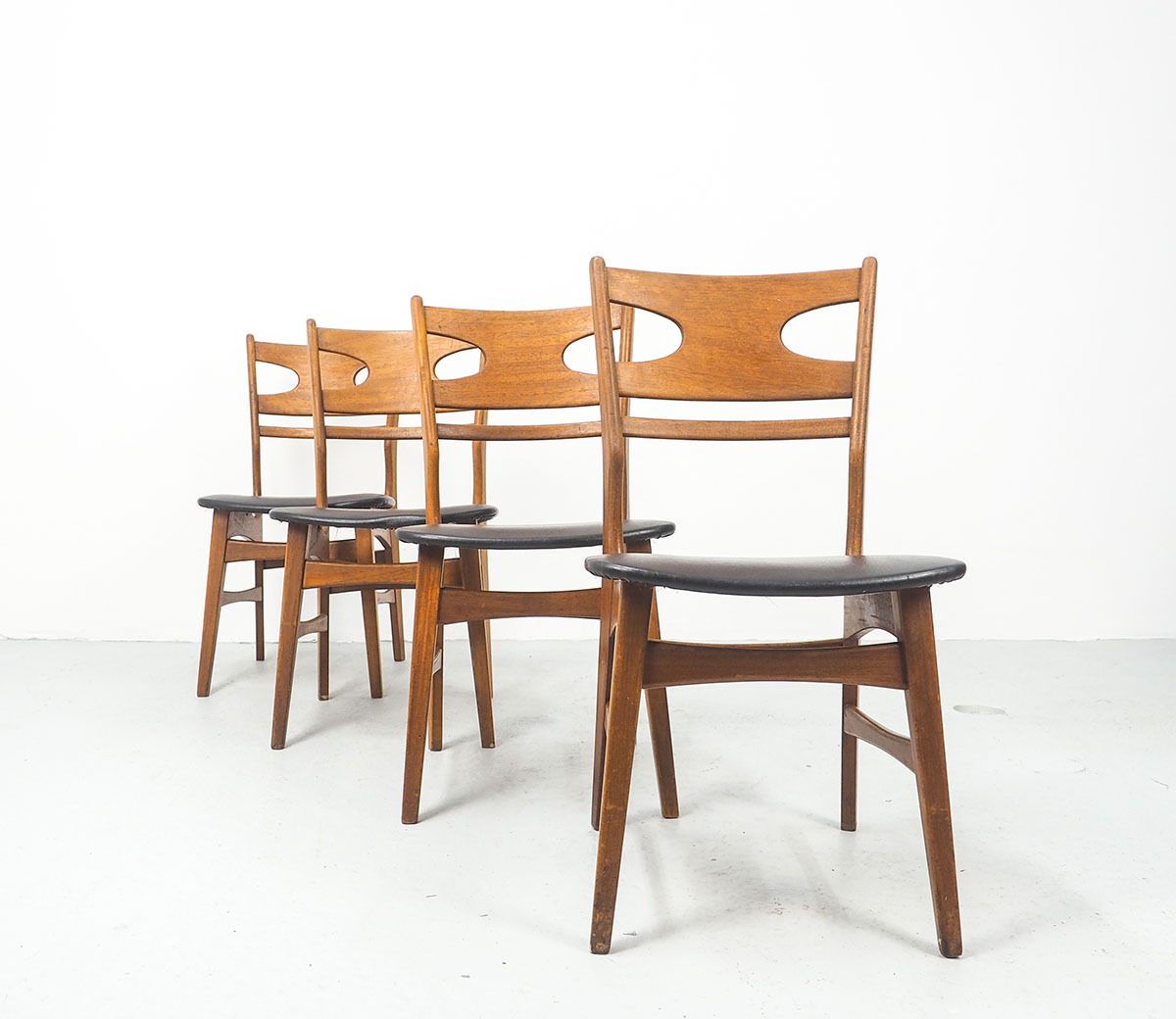 setteakskai2 Set Deens design stoelen teak skai, 1960'sDeens design, stoelen, teak, skai, 1960&#39;s, vintage, mid century design, eettafelstoelen,