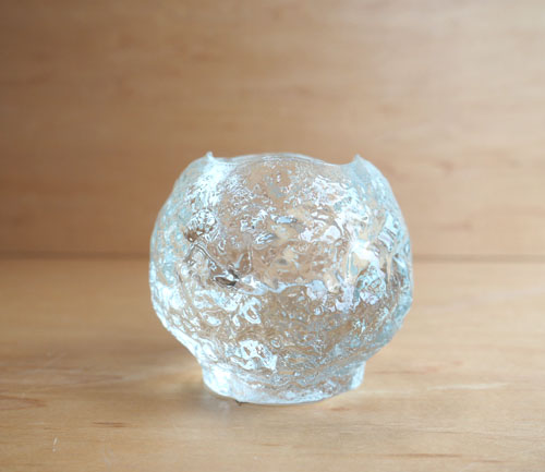 snowbal5 De Snowball waxinehouder heeft de vorm van een sneeuwbalSnowball, Kosta Boda, jaren 70 glas, scandinavisch glas, Ann Wärff