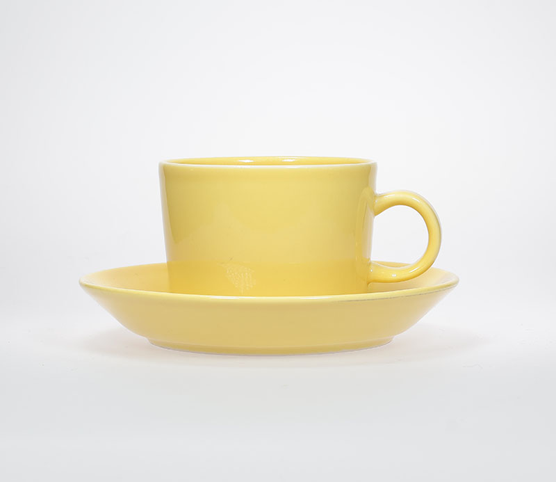 teemakopenschotelgeel2 Arabia Finland Teema thee- of koffiekop en schotel ontworpen door Kaj Franck, jaren 50.Arabia Finland Teema, Kaj Franck, Teema kop en schotel, Arabia Finland servies, Iittala Teema, Scandinavisch design, Fins design, vintage kop en schotel, lichtgele kop, jaren 50 servies, minimalistisch servies, designklassieker