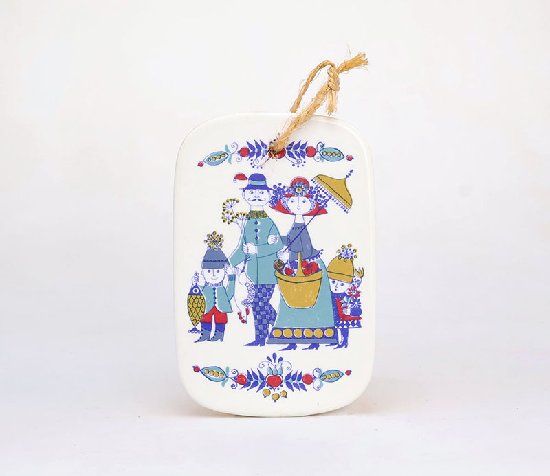 turimarketgezin1 Vintage porseleinen bordje “The Family” – Turi-design voor Figgjo Fajanse, NoorwegenTuri Design, The Family, Figgjo Fajanse, Figgjo Norway, Turi Gramstad Oliver, Noors porselein, vintage bordje, kaasbordje, boterbordje, Scandinavisch design, vintage servies, Noors keramiek, mid century design, retro servies