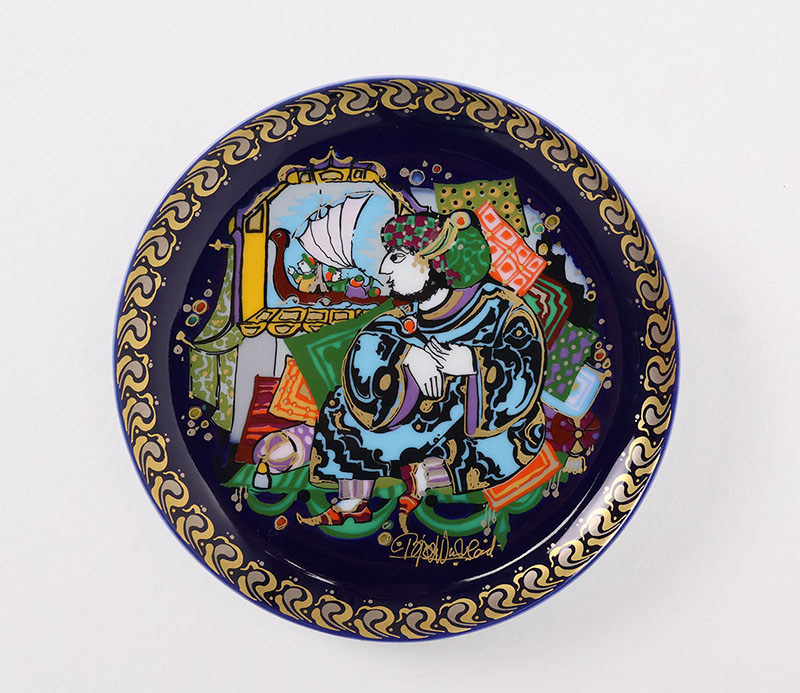 wiinbladsinbadzee1 Vintage Bjørn Wiinblad Rosenthal wandbord “Sinbad de Zeevaarder” in BagdadBjørn Wiinblad, Rosenthal, Sinbad de Zeevaarder, Sinbad, bagdad, wandbord, porseleinen bord, vintage wandbord, Rosenthal Studio Linie, Scandinavisch design, Deense designer, vintage decoratie, mid century, porselein, verzamelobject