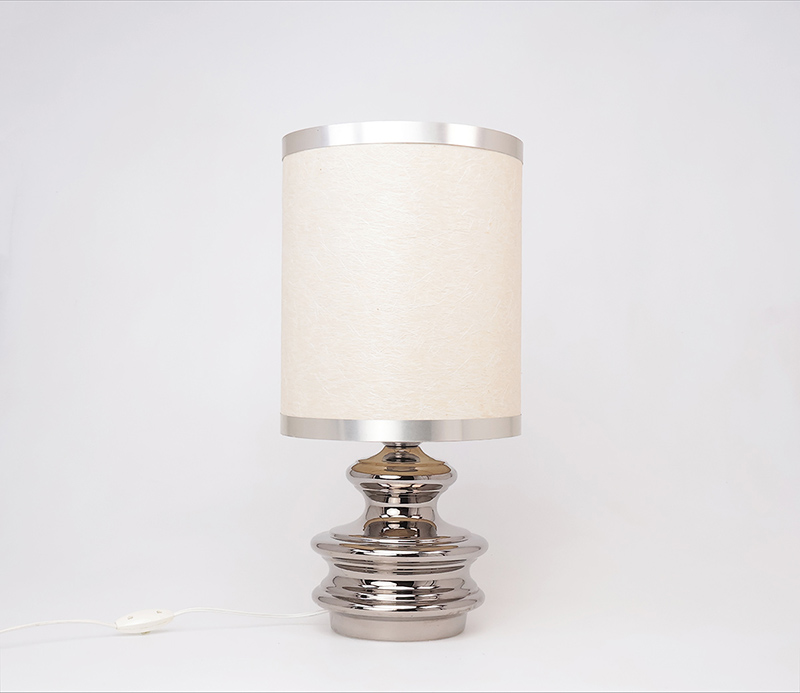 zilverkeramiek1 Lampen: Vintage zilverkleurig aardewerken tafellampVintage tafellamp, zilverkleurig tafellamp, space age lamp, aardewerken tafellamp, jaren 60.